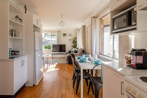 Réfrigérateur, four à micro-ondes, un four, surface de cuisson