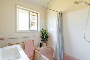 Combined shower/tub, hair dryer, towels, soap - A  little beach front cottage (Culburra Beach)