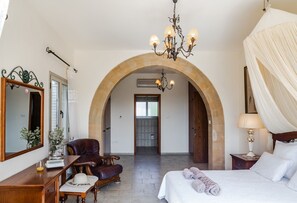 4 bedrooms, iron/ironing board, bed sheets