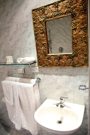 Ensemble douche/baignoire, baignoire Ă jets, sĂšche-cheveux