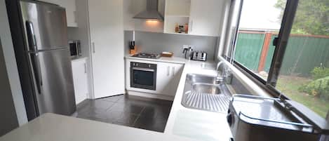 Frigorifero, microonde, forno, piano cottura