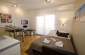 1 bedroom, iron/ironing board, free WiFi, bed sheets - Lovely suite for 4, 7-min to Trogir, sea view (Trogir)