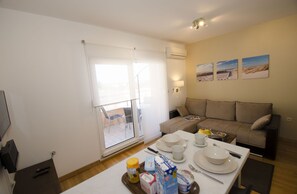 TV - Lovely suite for 4, 7-min to Trogir, sea view (Trogir)