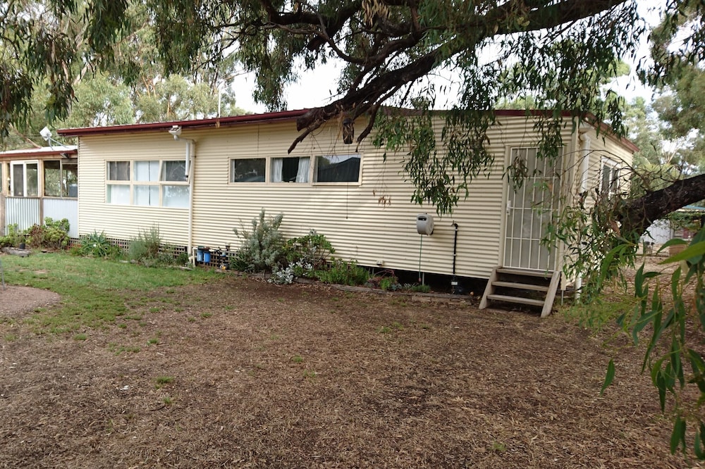 Bailieston Cottage: FarmStay with bush hospitality