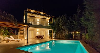 Luxurious villa with pool in Porto Heli