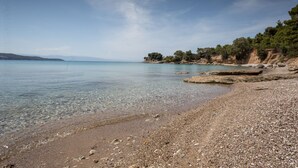 Una playa tranquila con piedras y mar en calma.