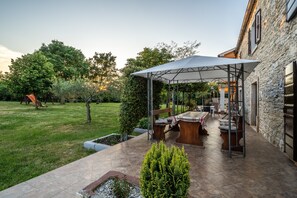 Outdoor dining - Holiday house with private pool in village Bulići (Šajini)
