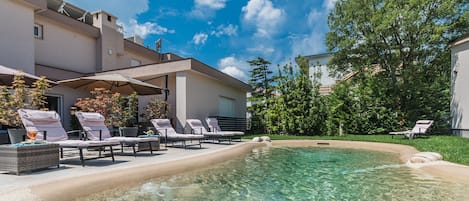 Una piscina al aire libre, una piscina climatizada