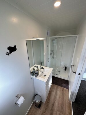 Shower, hair dryer, towels, soap - Spacious Two Bedroom, Two Bathroom Cottage (Bombay)