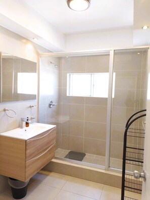 Doccia, asciugacapelli, bidet, asciugamani