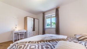 Une chambre à coucher avec un lit, un bureau et une chaise.