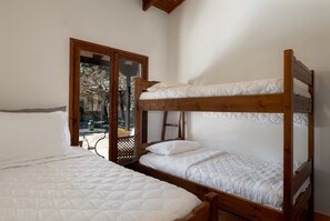 3 chambres, coffres-forts dans les chambres, bureau