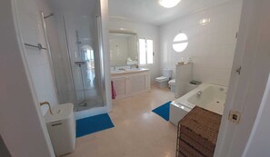 Badewanne, Haartrockner, Bidet, Handtücher
