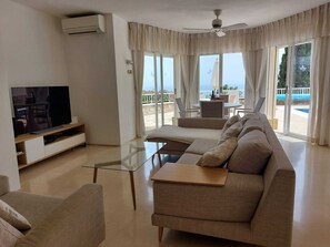 Smart TV, fireplace, video games, DVD player