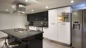 Jääkaappi, mikroaaltouuni, liesi, leivänpaahdin