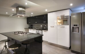 Réfrigérateur, micro-ondes, plaque de cuisson, grille-pain