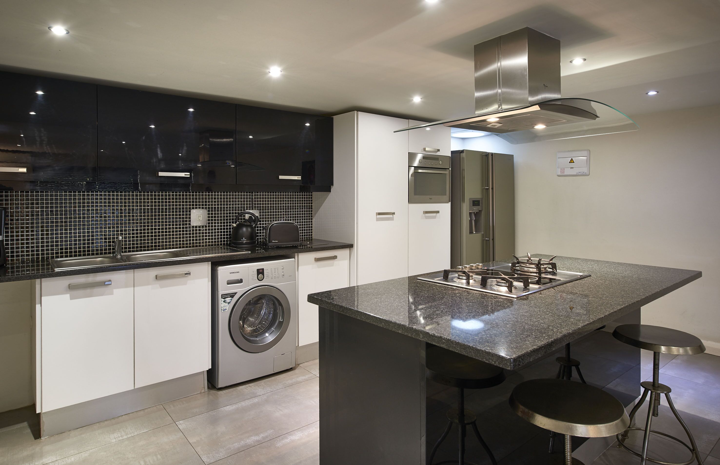 Frigorifero, microonde, piano cottura, tostapane