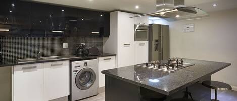 Frigorifero, microonde, piano cottura, tostapane