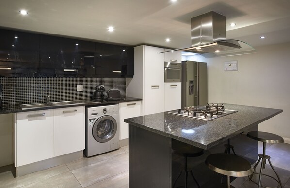 Réfrigérateur, micro-ondes, plaque de cuisson, grille-pain