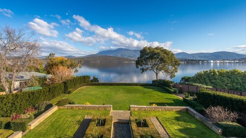 Derwent River Villa - the ultimate beach hotel, Hobart