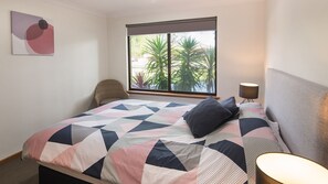 4 bedrooms, iron/ironing board, free WiFi, bed sheets - SHELLEBRATIONS - Endless Summer (West Busselton)
