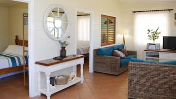 2 dormitorios, tabla de planchar con plancha, ropa de cama