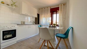 Appartement, 1 slaapkamer (Ester A2+1) | Privékeuken | Een koffiezetapparaat/waterkoker, een koelkast, een oven, een kookplaat