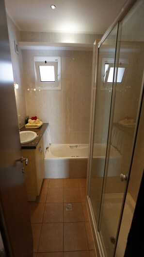 Badewanne, Haartrockner, Handtücher, Seife