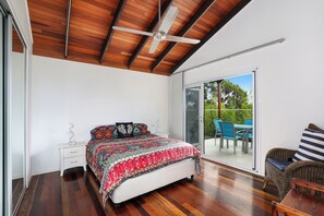 5 bedrooms, iron/ironing board, WiFi, bed sheets