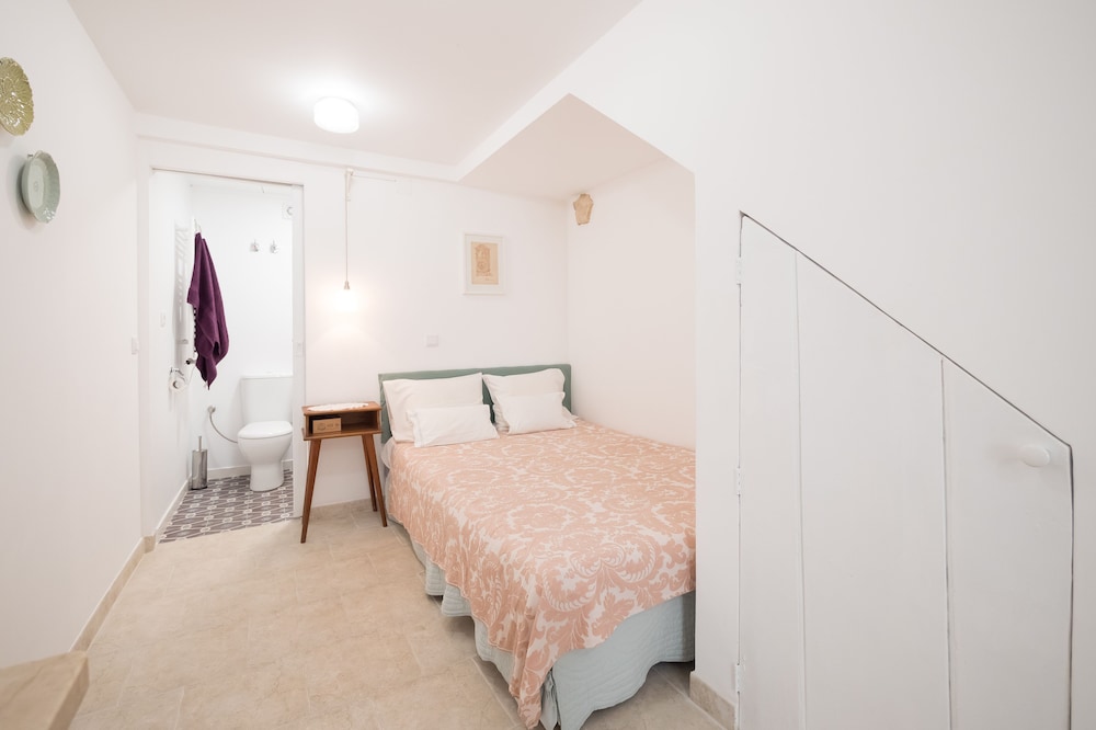 Studio, historic center, private bathroom and kitchenette, transport