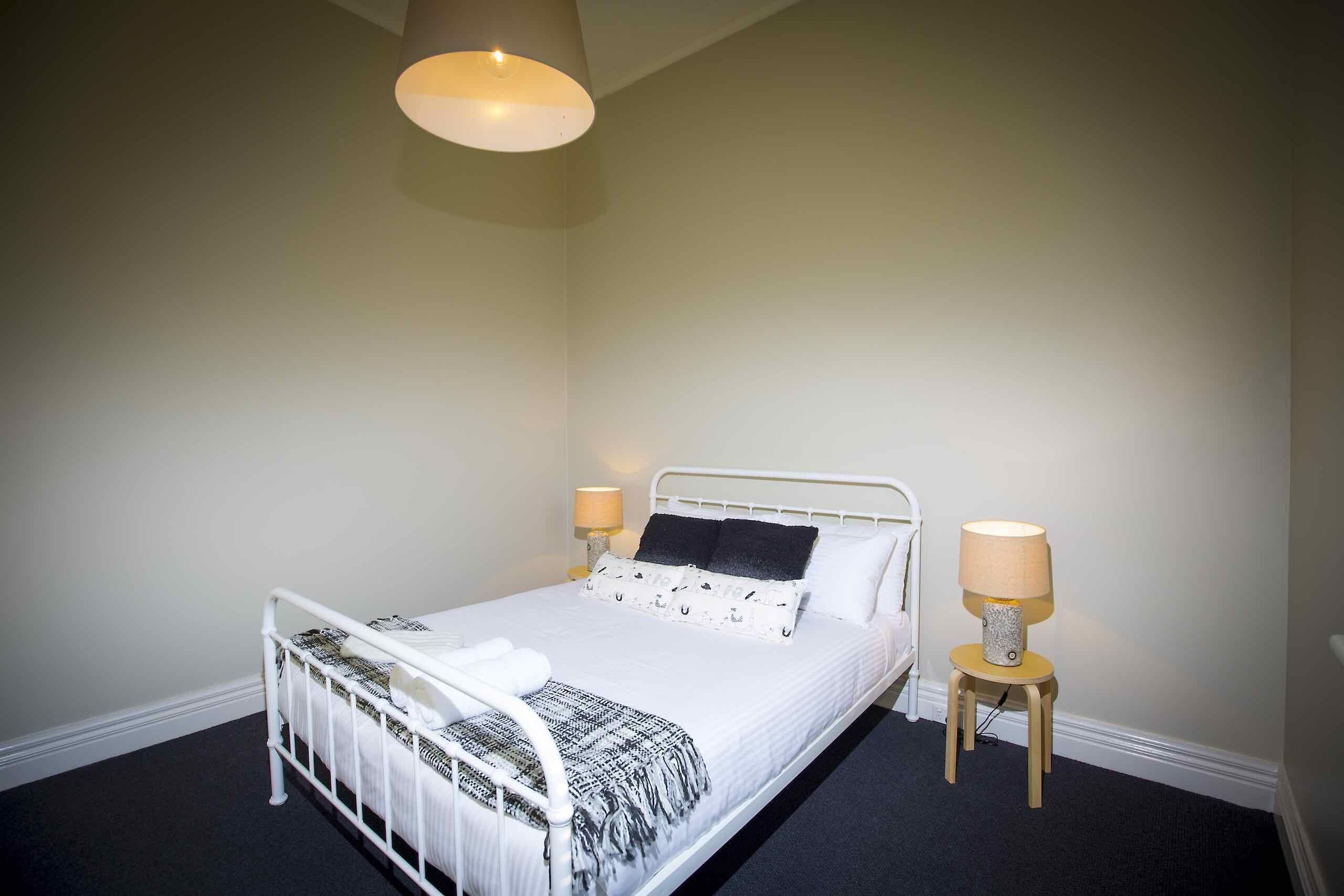Camellia Cottage - Beautiful 3 bedroom cottage with gorgeous gardens - stroll to local cafes! — image 22