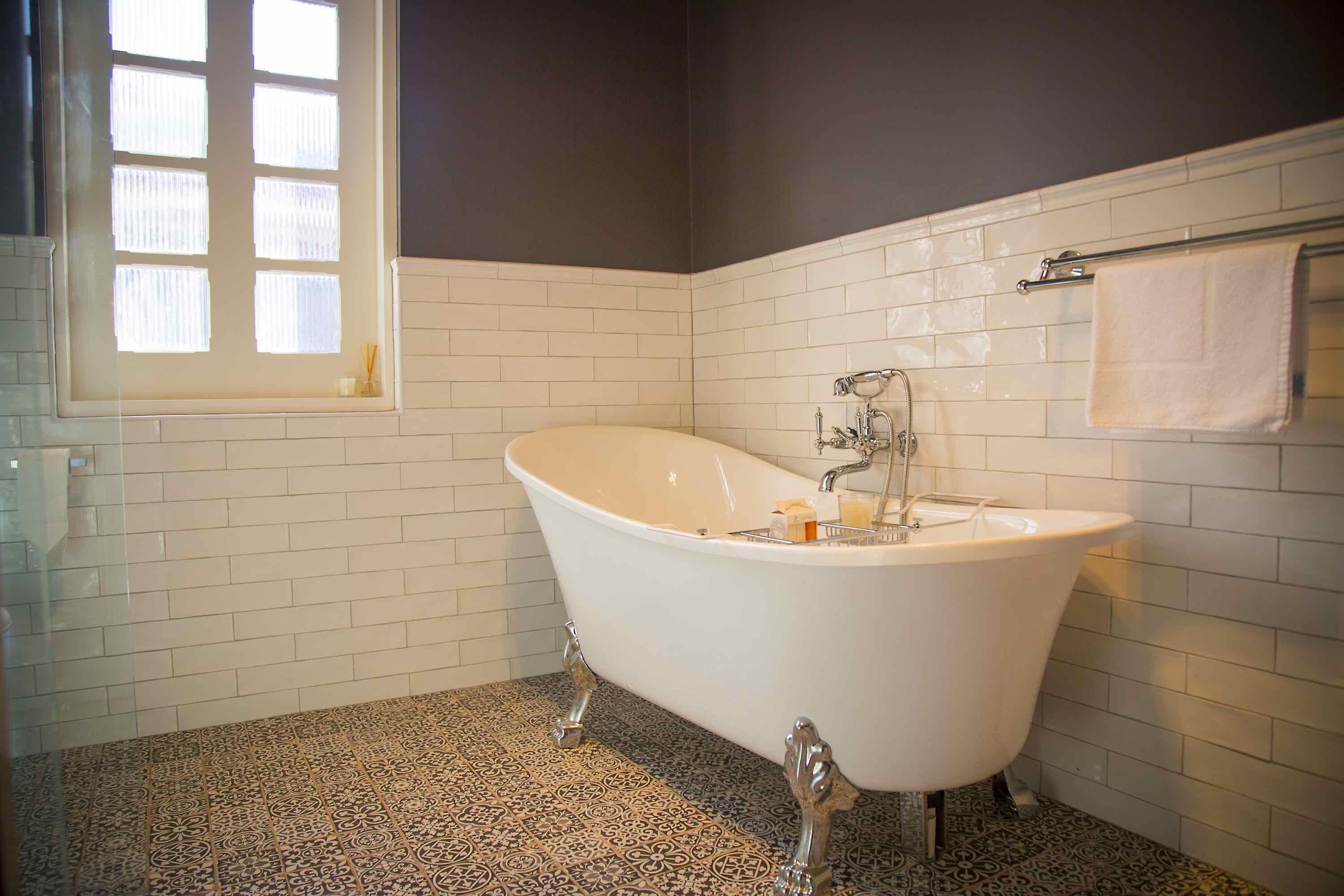 Camellia Cottage - Beautiful 3 bedroom cottage with gorgeous gardens - stroll to local cafes! — image 18