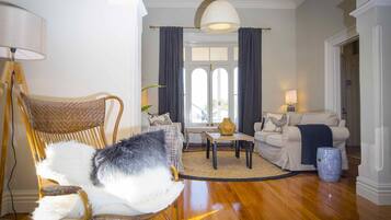 Téléviseur, foyer, lecteur de DVD, chaîne audio