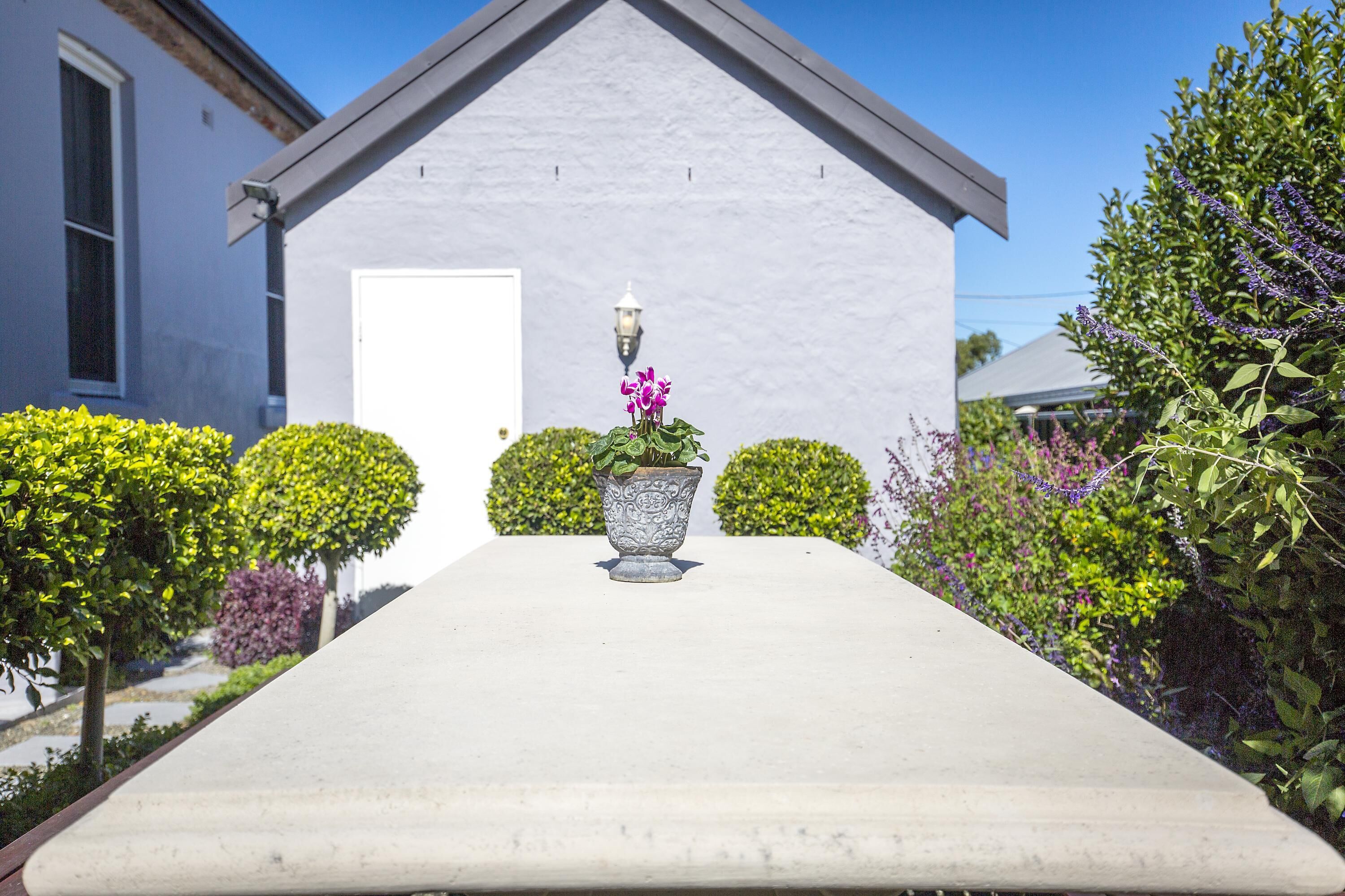 Camellia Cottage - Beautiful 3 bedroom cottage with gorgeous gardens - stroll to local cafes! — image 6