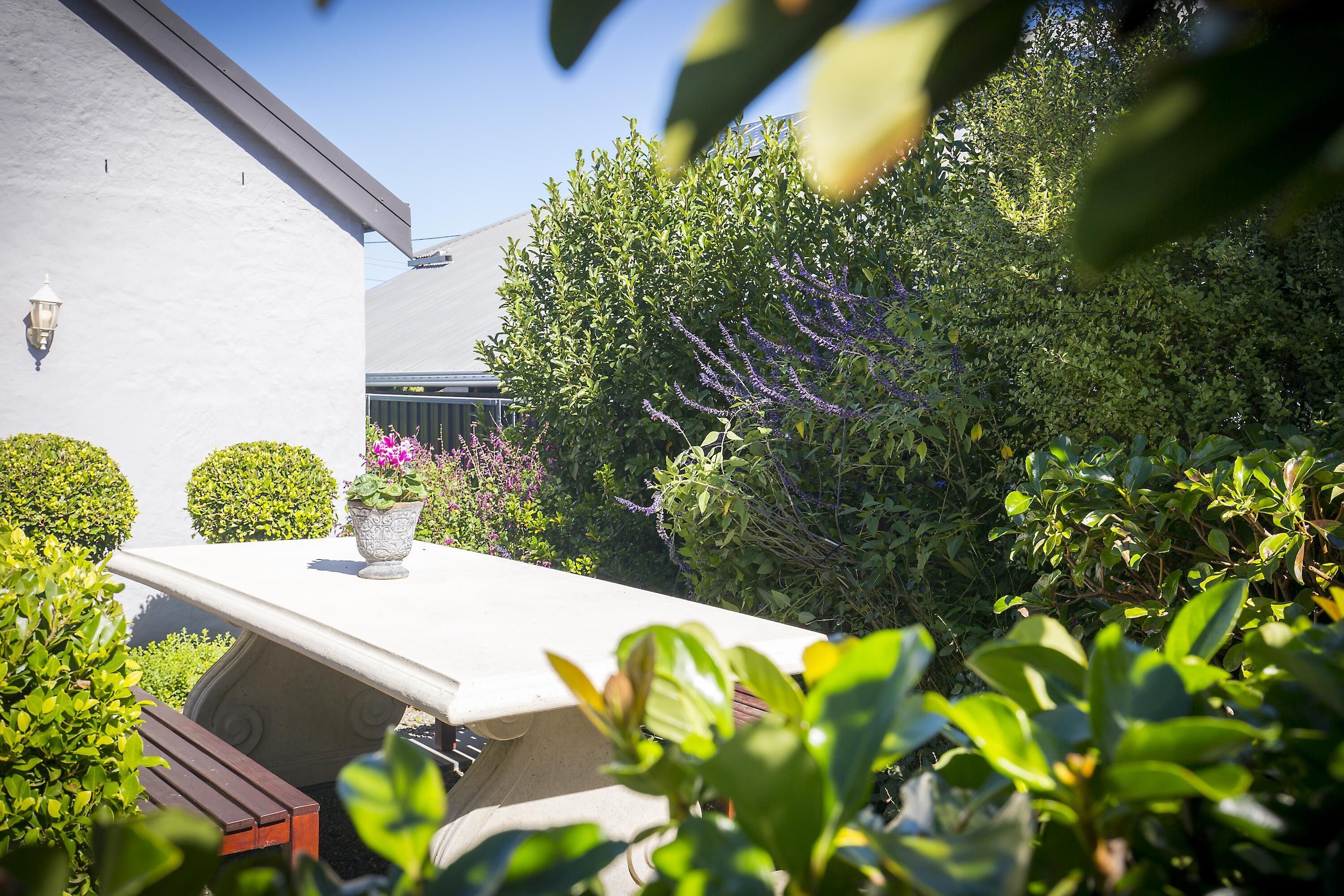 Camellia Cottage - Beautiful 3 bedroom cottage with gorgeous gardens - stroll to local cafes! — image 25
