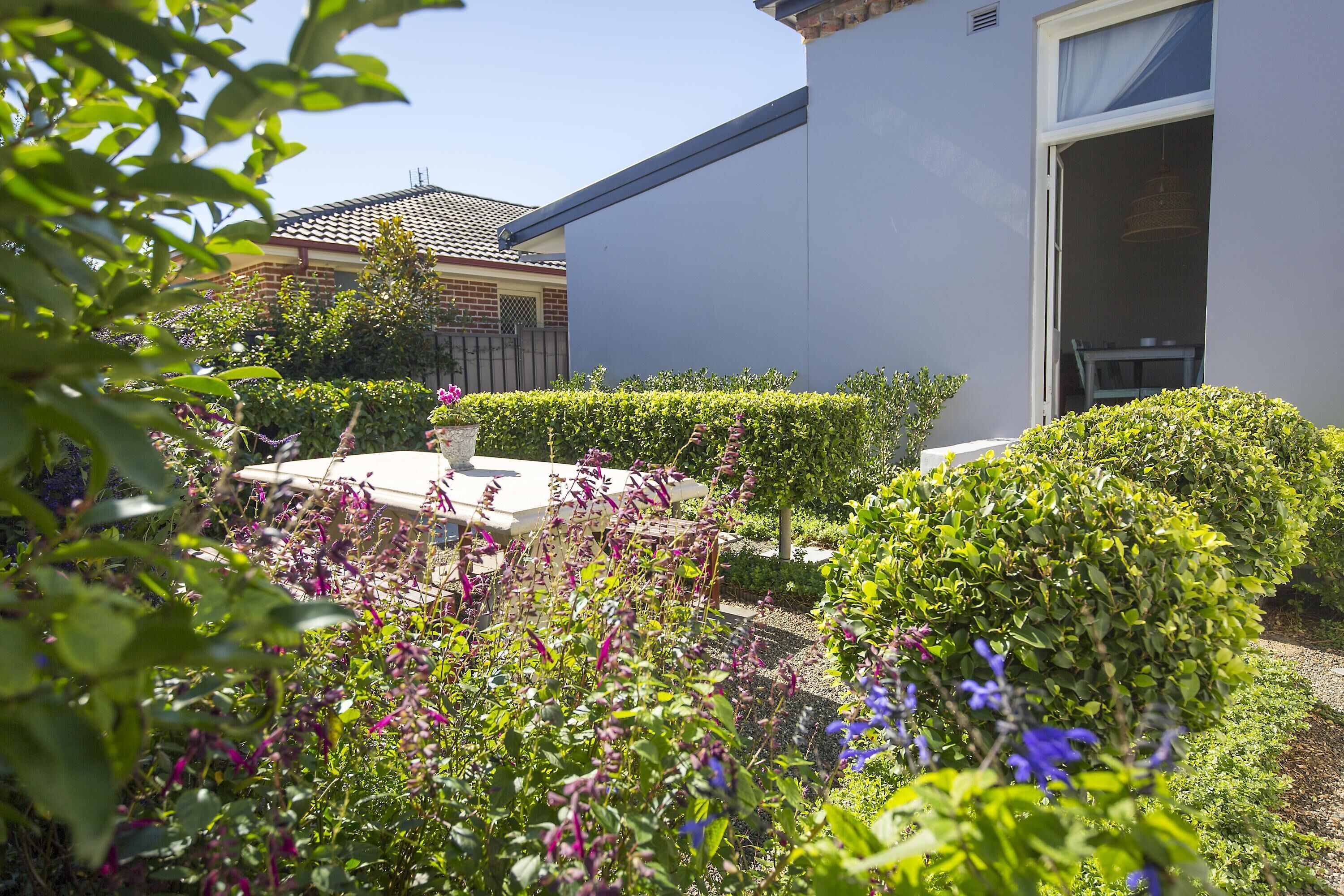 Camellia Cottage - Beautiful 3 bedroom cottage with gorgeous gardens - stroll to local cafes! — image 28