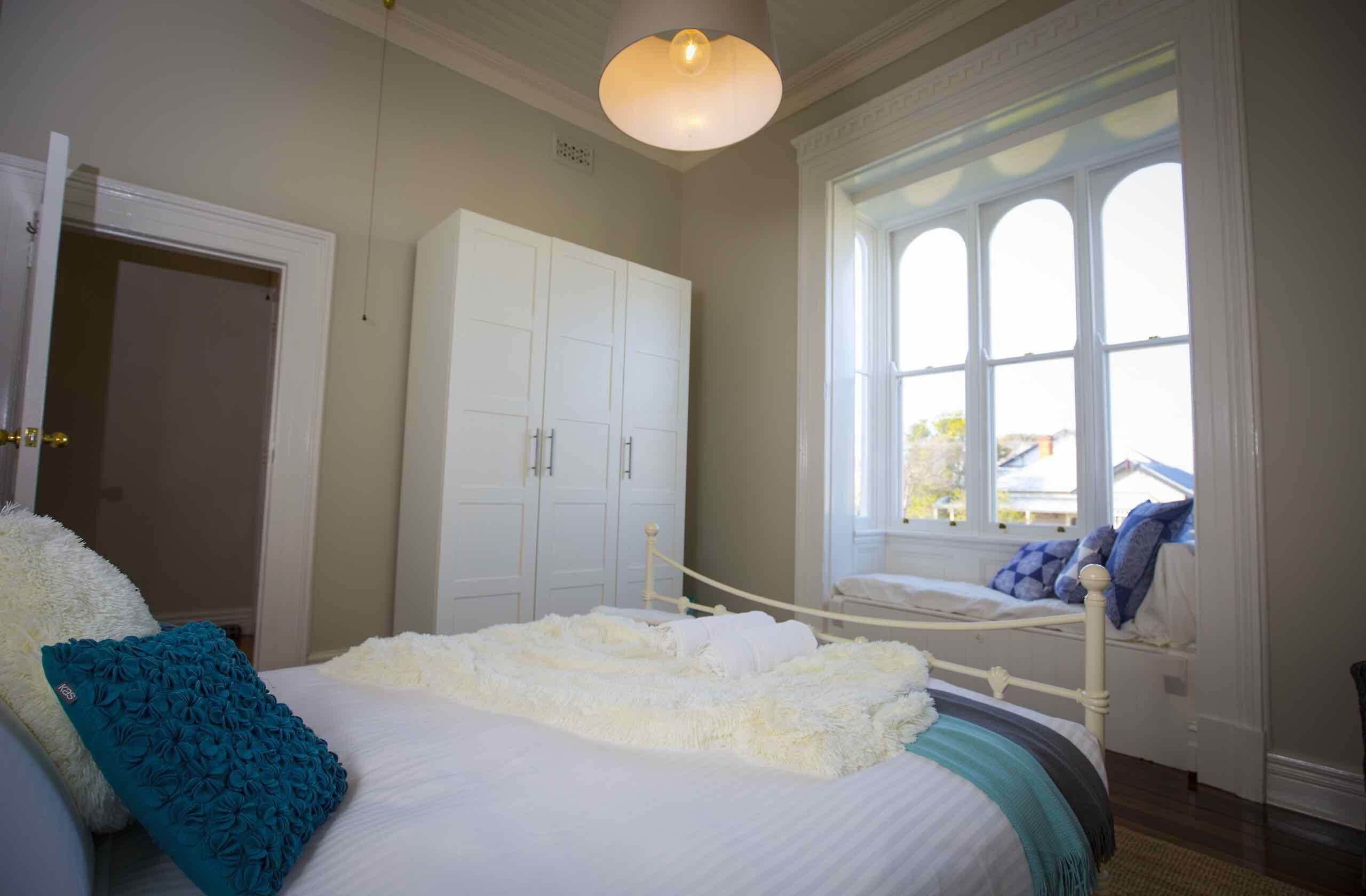 Camellia Cottage - Beautiful 3 bedroom cottage with gorgeous gardens - stroll to local cafes! — image 17