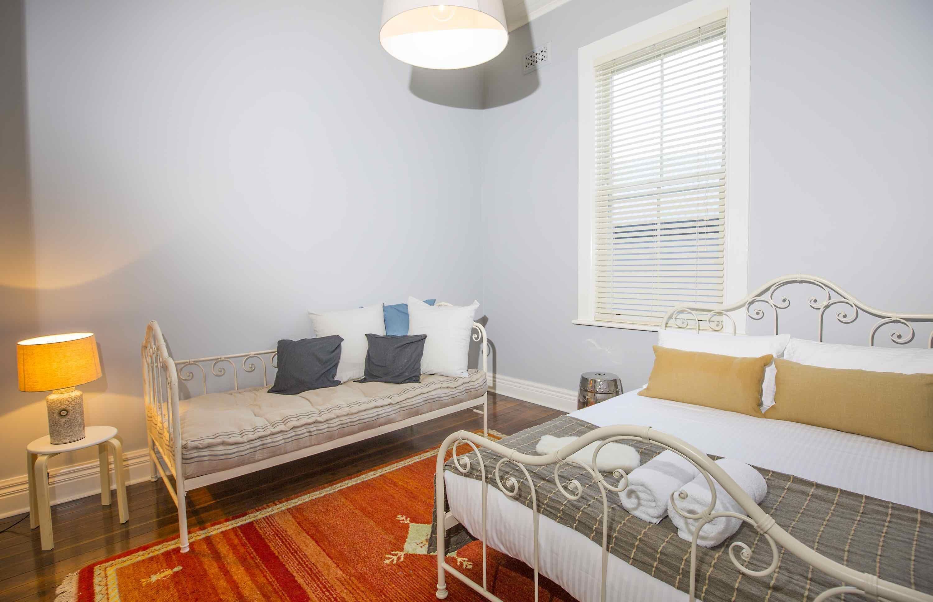 Camellia Cottage - Beautiful 3 bedroom cottage with gorgeous gardens - stroll to local cafes! — image 20