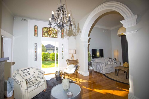 Camellia Cottage - Beautiful 3 bedroom cottage with gorgeous gardens - stroll to local cafes!