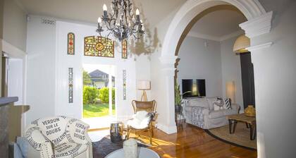 Camellia Cottage - Beautiful 3 bedroom cottage with gorgeous gardens - stroll to local cafes!