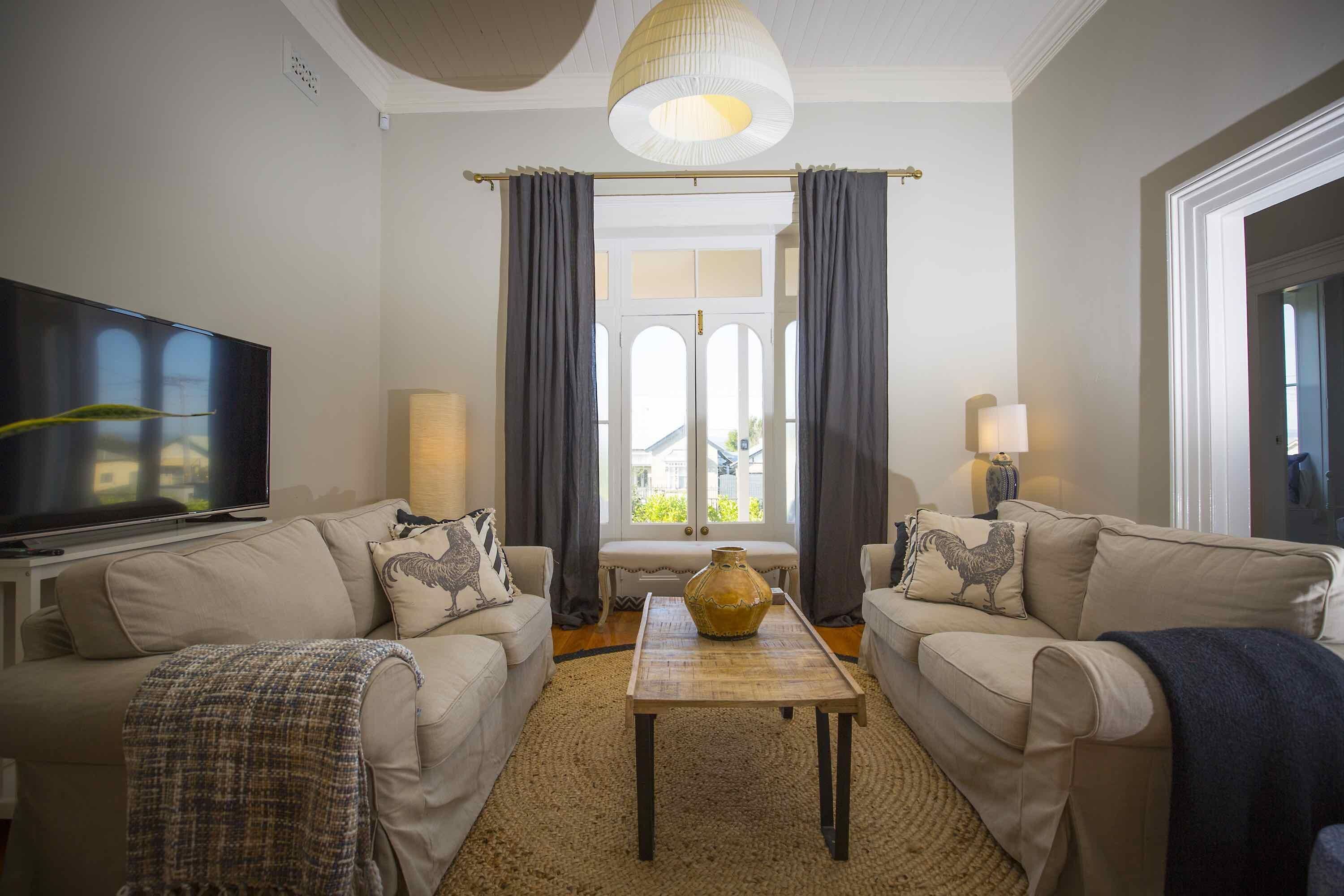Camellia Cottage - Beautiful 3 bedroom cottage with gorgeous gardens - stroll to local cafes! — image 12