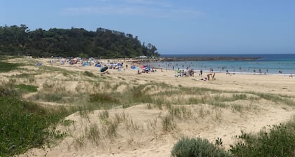 Destino Beach House: una casa desde el sur de Broulee Beach. Unidad superior