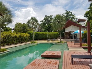 Una piscina al aire libre