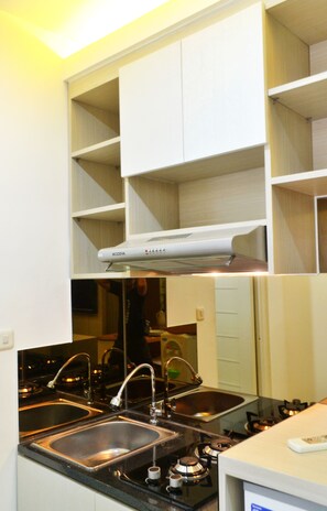 Private kitchen - Stay at Budget HoTel East Jakarta Indonesia (East Jakarta)