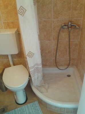 Haartrockner, Handtücher, Toilettenpapier