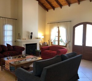 تلفزيون ذكي، مدفأة، مشغل دي في دي، ستيريو