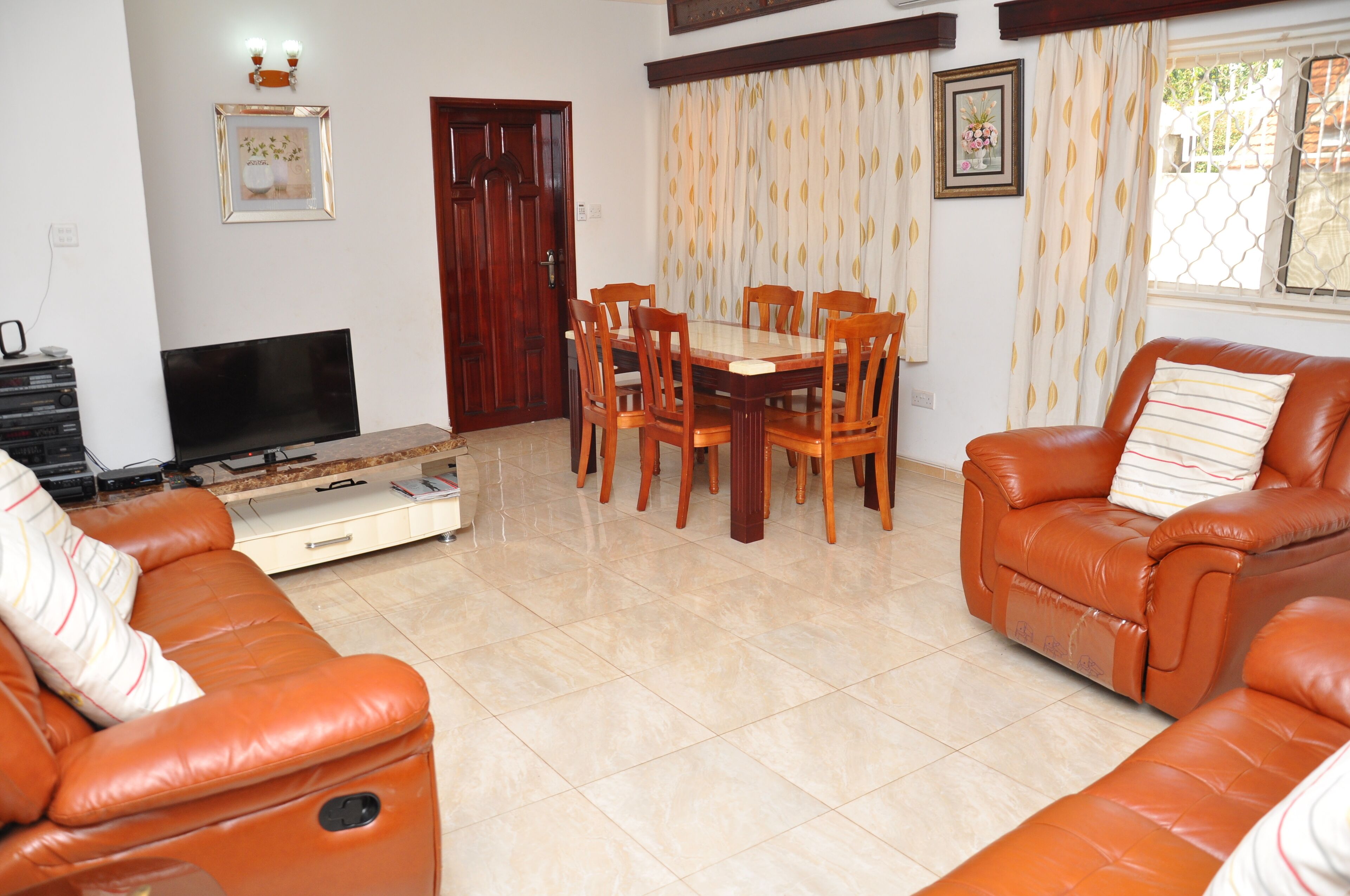 Télévision, lecteur de DVD, chaîne hi-fi