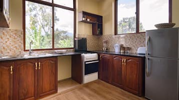 Réfrigérateur, four, batterie de cuisine, vaisselle et ustensiles