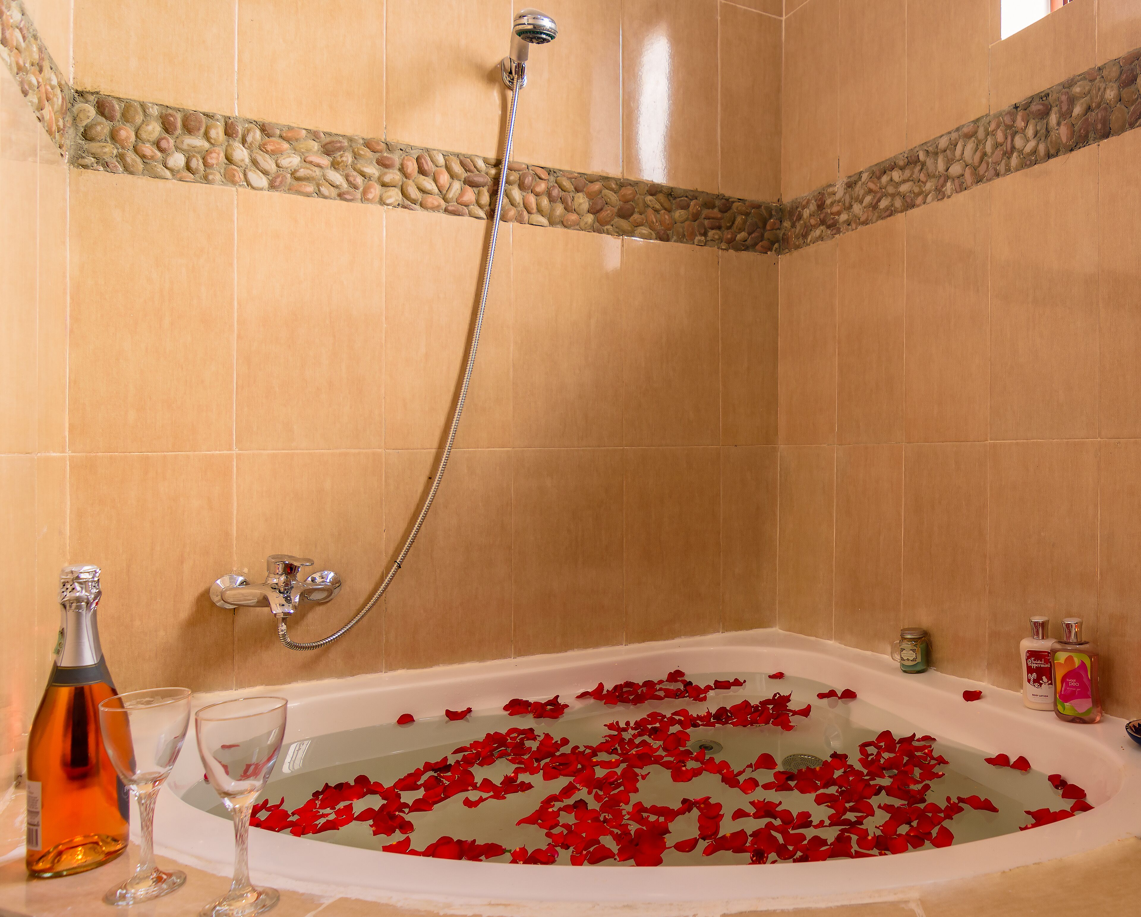 Bathtub, towels