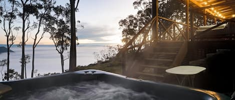 Bañera de hidromasaje al aire libre